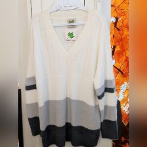 Women's V-Neck Sweater - White and Gray